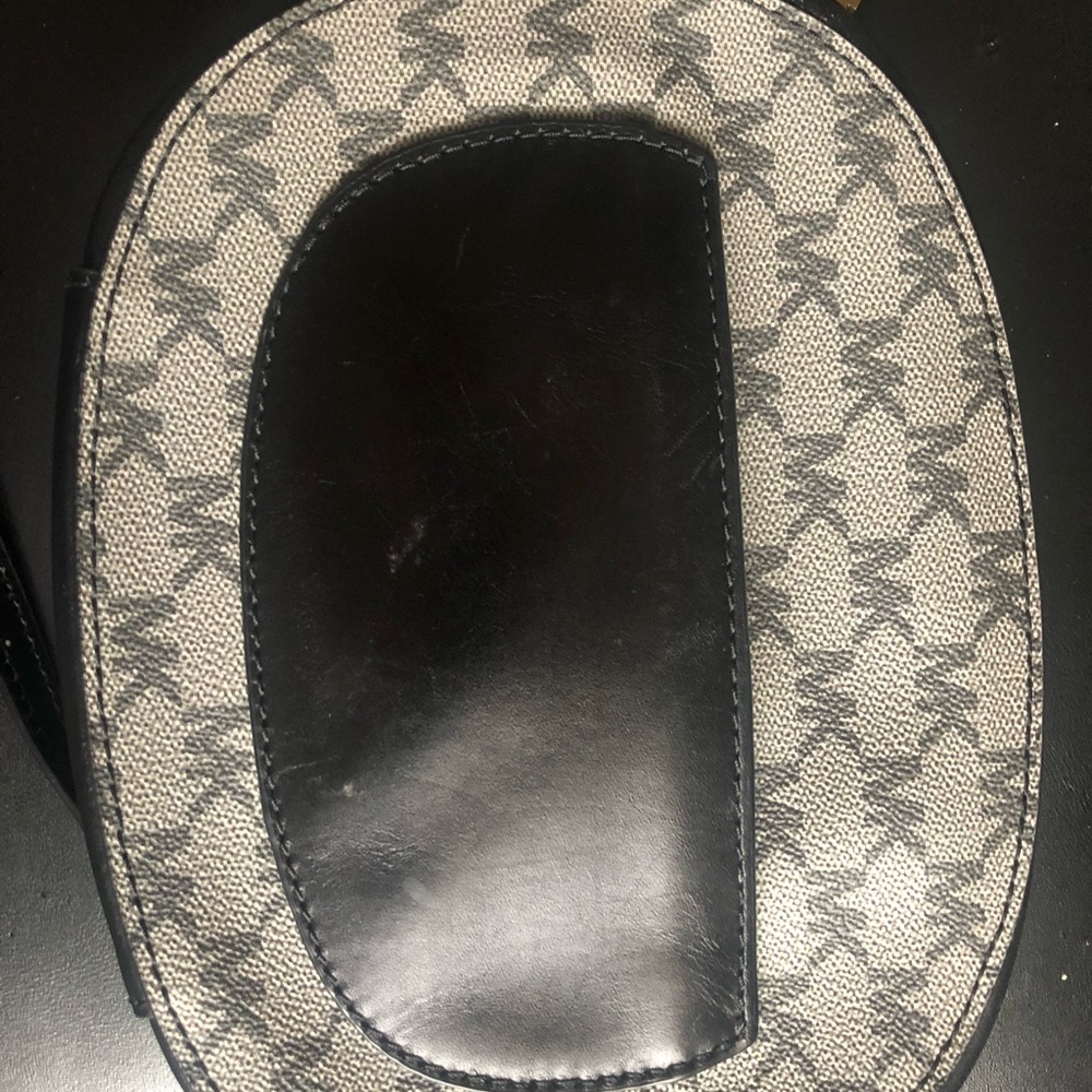 Over the shoulder small MK purse NWOT - Picture 4 of 8